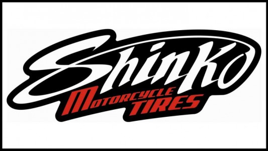 Shinko è una delle più grandi aziende mondiali produttrici di pneumatici. Produce sotto altri marchi e negli anni scorsi questo pneumatico era marchiato Goldentyre. Shinko è entrata nel mondo dell’enduro da qualche anno e presenta prodotti per l’enduro interessanti, soprattutto sulle mescole morbide.
In casa Shinko hanno fatto un gran bel lavoro. E’ evidente che questo sia uno pneumatico posteriore dalla mescola “soft” con una durata eccezionale&